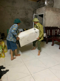 Công an huyện Sóc Sơn xuống đồng, cứu vớt hoa màu giúp nhân dân