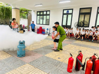 Học sinh quận Ba Đình trải nghiệm thực hành kỹ năng phòng cháy, chữa cháy