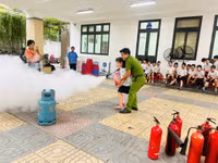 Học sinh quận Ba Đình trải nghiệm thực hành kỹ năng phòng cháy, chữa cháy