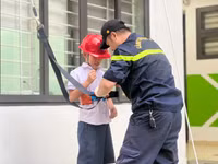 Học sinh quận Ba Đình trải nghiệm thực hành kỹ năng phòng cháy, chữa cháy