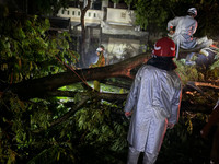 Xúc động hình ảnh những chiến sỹ Công an ngày đêm bám đường giải quyết hậu quả sau bão