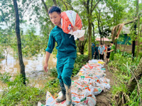 Công an huyện Sóc Sơn xuống đồng, cứu vớt hoa màu giúp nhân dân