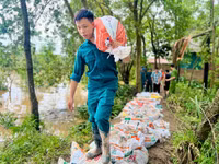 Công an huyện Sóc Sơn xuống đồng, cứu vớt hoa màu giúp nhân dân