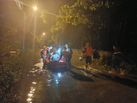 Xuyên đêm di dời 309 hộ, 1.115 nhân khẩu ra khỏi khu vực nguy hiểm ở thị xã Sơn Tây