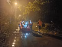 Xuyên đêm di dời 309 hộ, 1.115 nhân khẩu ra khỏi khu vực nguy hiểm ở thị xã Sơn Tây