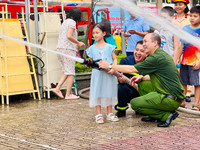 Người dân hứng khởi với trải nghiệm phòng cháy chữa cháy và cứu nạn cứu hộ