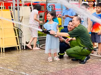 Người dân hứng khởi với trải nghiệm phòng cháy chữa cháy và cứu nạn cứu hộ