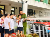 Học sinh quận Ba Đình trải nghiệm thực hành kỹ năng phòng cháy, chữa cháy