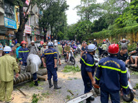 Công an quận Long Biên thông đêm, xuyên sáng khắc phục thiệt hại do bão