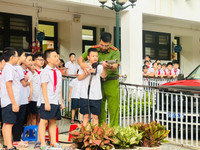 Học sinh quận Ba Đình trải nghiệm thực hành kỹ năng phòng cháy, chữa cháy