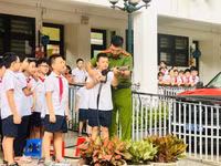 Học sinh quận Ba Đình trải nghiệm thực hành kỹ năng phòng cháy, chữa cháy