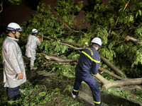 Xúc động hình ảnh những chiến sỹ Công an ngày đêm bám đường giải quyết hậu quả sau bão