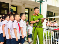 Học sinh quận Ba Đình trải nghiệm thực hành kỹ năng phòng cháy, chữa cháy