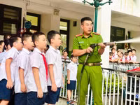 Học sinh quận Ba Đình trải nghiệm thực hành kỹ năng phòng cháy, chữa cháy