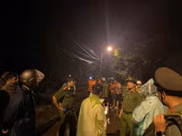 Xuyên đêm di dời 309 hộ, 1.115 nhân khẩu ra khỏi khu vực nguy hiểm ở thị xã Sơn Tây