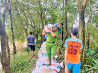 Công an huyện Sóc Sơn xuống đồng, cứu vớt hoa màu giúp nhân dân