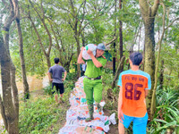 Công an huyện Sóc Sơn xuống đồng, cứu vớt hoa màu giúp nhân dân