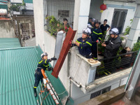 Xúc động hình ảnh những chiến sỹ Công an ngày đêm bám đường giải quyết hậu quả sau bão