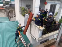 Cán bộ chiến sỹ Công an quận Ba Đình dầm mưa, hỗ trợ người dân ứng phó với cơn bão Yagi