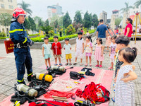 Người dân hứng khởi với trải nghiệm phòng cháy chữa cháy và cứu nạn cứu hộ