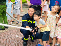 Người dân hứng khởi với trải nghiệm phòng cháy chữa cháy và cứu nạn cứu hộ