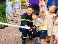 Người dân hứng khởi với trải nghiệm phòng cháy chữa cháy và cứu nạn cứu hộ