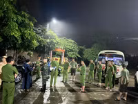 Xuyên đêm di dời 309 hộ, 1.115 nhân khẩu ra khỏi khu vực nguy hiểm ở thị xã Sơn Tây