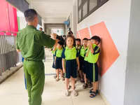 Học sinh quận Ba Đình trải nghiệm thực hành kỹ năng phòng cháy, chữa cháy