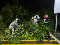 Xúc động hình ảnh những chiến sỹ Công an ngày đêm bám đường giải quyết hậu quả sau bão