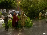 Cán bộ chiến sỹ Công an quận Ba Đình dầm mưa, hỗ trợ người dân ứng phó với cơn bão Yagi