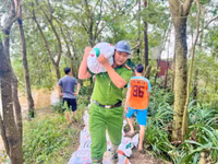 Công an huyện Sóc Sơn xuống đồng, cứu vớt hoa màu giúp nhân dân