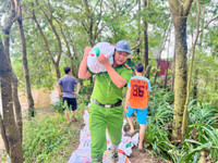 Công an huyện Sóc Sơn xuống đồng, cứu vớt hoa màu giúp nhân dân