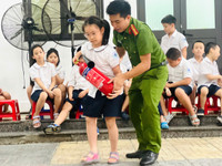 Học sinh quận Ba Đình trải nghiệm thực hành kỹ năng phòng cháy, chữa cháy