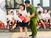 Học sinh quận Ba Đình trải nghiệm thực hành kỹ năng phòng cháy, chữa cháy