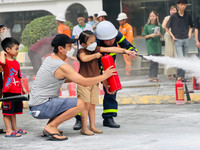 Người dân hứng khởi với trải nghiệm phòng cháy chữa cháy và cứu nạn cứu hộ