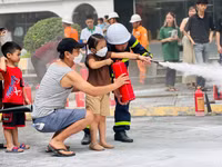 Người dân hứng khởi với trải nghiệm phòng cháy chữa cháy và cứu nạn cứu hộ