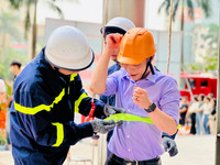 Người dân hứng khởi với trải nghiệm phòng cháy chữa cháy và cứu nạn cứu hộ