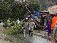 Xúc động hình ảnh những chiến sỹ Công an ngày đêm bám đường giải quyết hậu quả sau bão