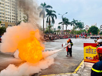 Người dân hứng khởi với trải nghiệm phòng cháy chữa cháy và cứu nạn cứu hộ