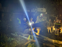 Xúc động hình ảnh những chiến sỹ Công an ngày đêm bám đường giải quyết hậu quả sau bão