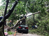 Xúc động hình ảnh những chiến sỹ Công an ngày đêm bám đường giải quyết hậu quả sau bão