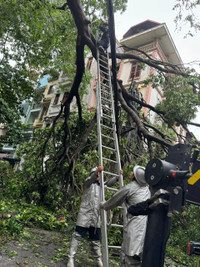 Xúc động hình ảnh những chiến sỹ Công an ngày đêm bám đường giải quyết hậu quả sau bão