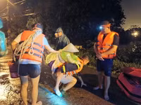 Xuyên đêm di dời 309 hộ, 1.115 nhân khẩu ra khỏi khu vực nguy hiểm ở thị xã Sơn Tây