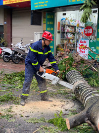 Công an quận Long Biên thông đêm, xuyên sáng khắc phục thiệt hại do bão