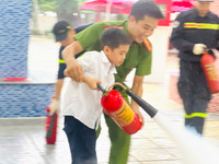 Học sinh quận Ba Đình trải nghiệm thực hành kỹ năng phòng cháy, chữa cháy