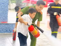 Học sinh quận Ba Đình trải nghiệm thực hành kỹ năng phòng cháy, chữa cháy