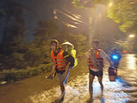 Xuyên đêm di dời 309 hộ, 1.115 nhân khẩu ra khỏi khu vực nguy hiểm ở thị xã Sơn Tây