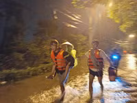 Xuyên đêm di dời 309 hộ, 1.115 nhân khẩu ra khỏi khu vực nguy hiểm ở thị xã Sơn Tây