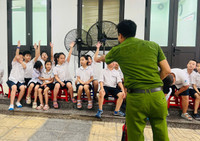 Học sinh quận Ba Đình trải nghiệm thực hành kỹ năng phòng cháy, chữa cháy