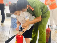 Học sinh quận Ba Đình trải nghiệm thực hành kỹ năng phòng cháy, chữa cháy